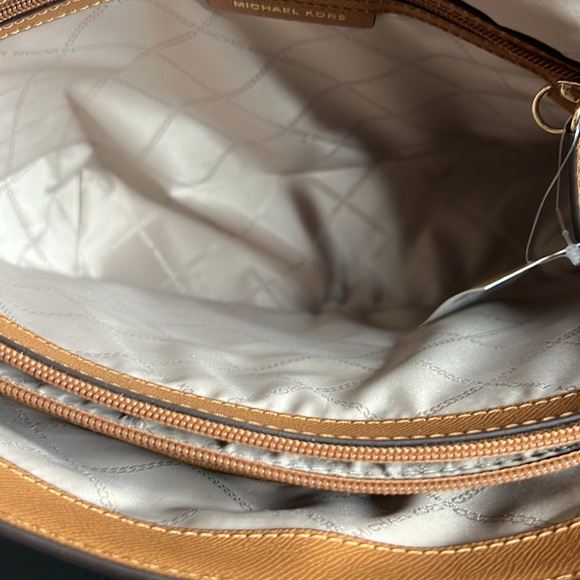 Wome Michael Kors Voyager Handbag - Picture 7 of 8